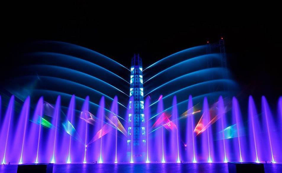 Attraction pour ECA2 avec les effets d'eau et de feu de Crystal