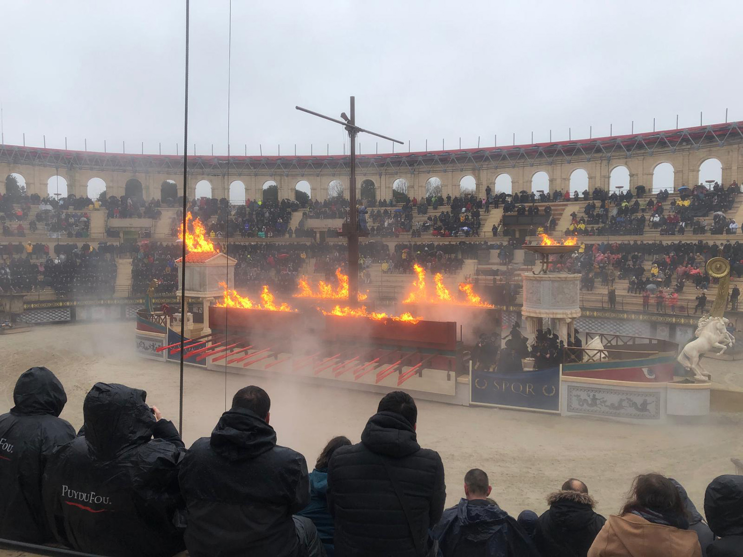 Effets pour l'attraction le signe du triomphe par Crystal, spécialiste des effets d'eau et de feu