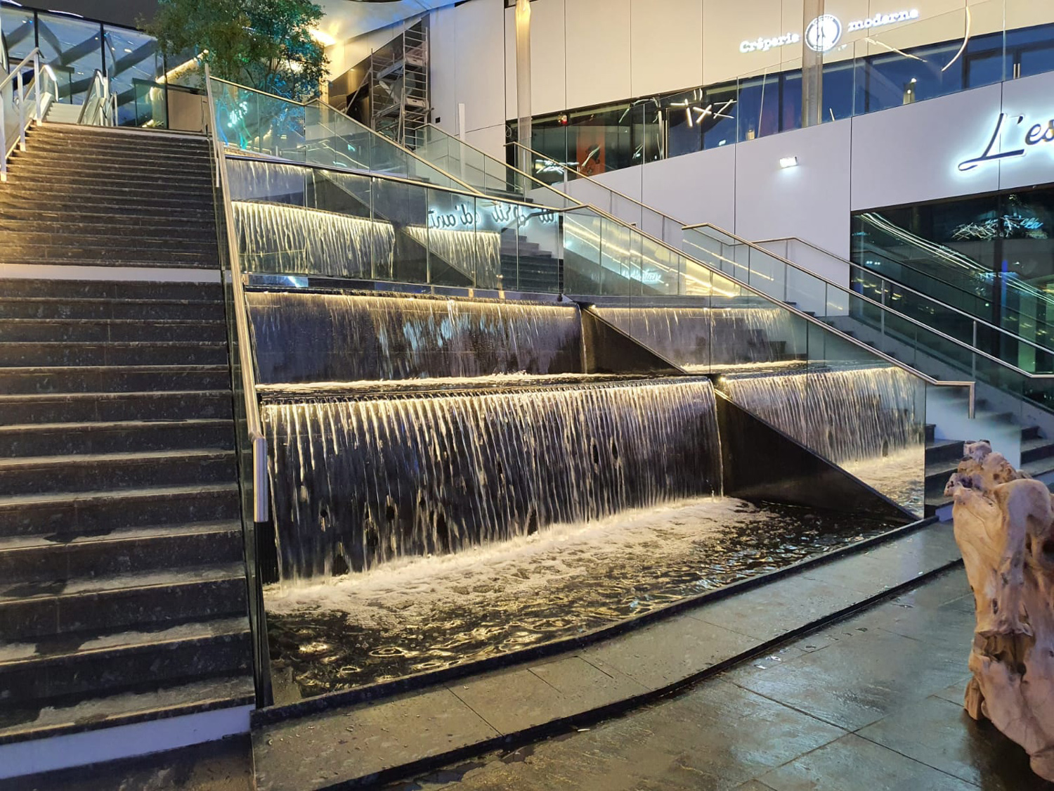 Escalier aquatique au centre commercial Mon grand Plaisir par Crystal