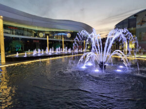 Escalier aquatique au centre commercial Mon grand Plaisir par Crystal