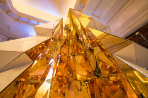 Sculpture en miroir monumentale réalisée par Crystal