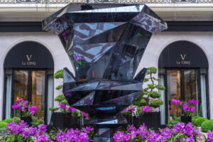 Sculpture en miroir monumentale réalisée par Crystal