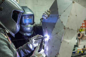 Sculpture en miroir monumentale réalisée par Crystal