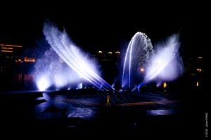 Photo d'un spectacle aquatique avec des jets robotisés réalisé par Crystal