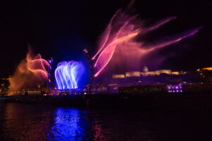Photo d'un spectacle aquatique avec des jets robotisés réalisé par Crystal