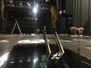 Plateforme élévatrice pour spectacle aquatique réalisée par Crystal