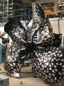 Sculpture en miroir monumentale réalisée par Crystal