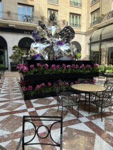 Sculpture en miroir monumentale réalisée par Crystal