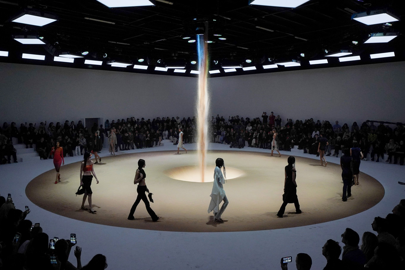 Sand Cascade - La Mode en Images for Courrèges