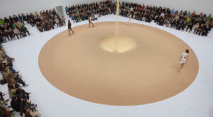 Sand Cascade - La Mode en Images for Courrèges