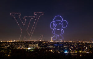 Spectacle de drones par Crystal avec création de logos et de formes