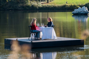 Spectacle aquatique de drones par Crystal