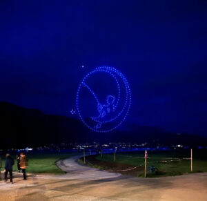 Spectacle de drones par Crystal avec création de logos et de formes