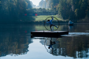 Spectacle aquatique de drones par Crystal