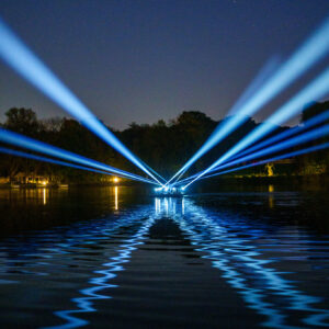 Spectacle aquatique de drones par Crystal