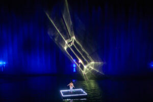 Spectacle aquatique de drones par Crystal