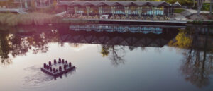 Spectacle aquatique de drones par Crystal