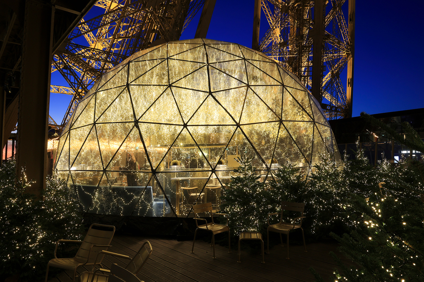 EIFFEL TOWER - Christmas Terrace Under a Golden Bubble for Umanis