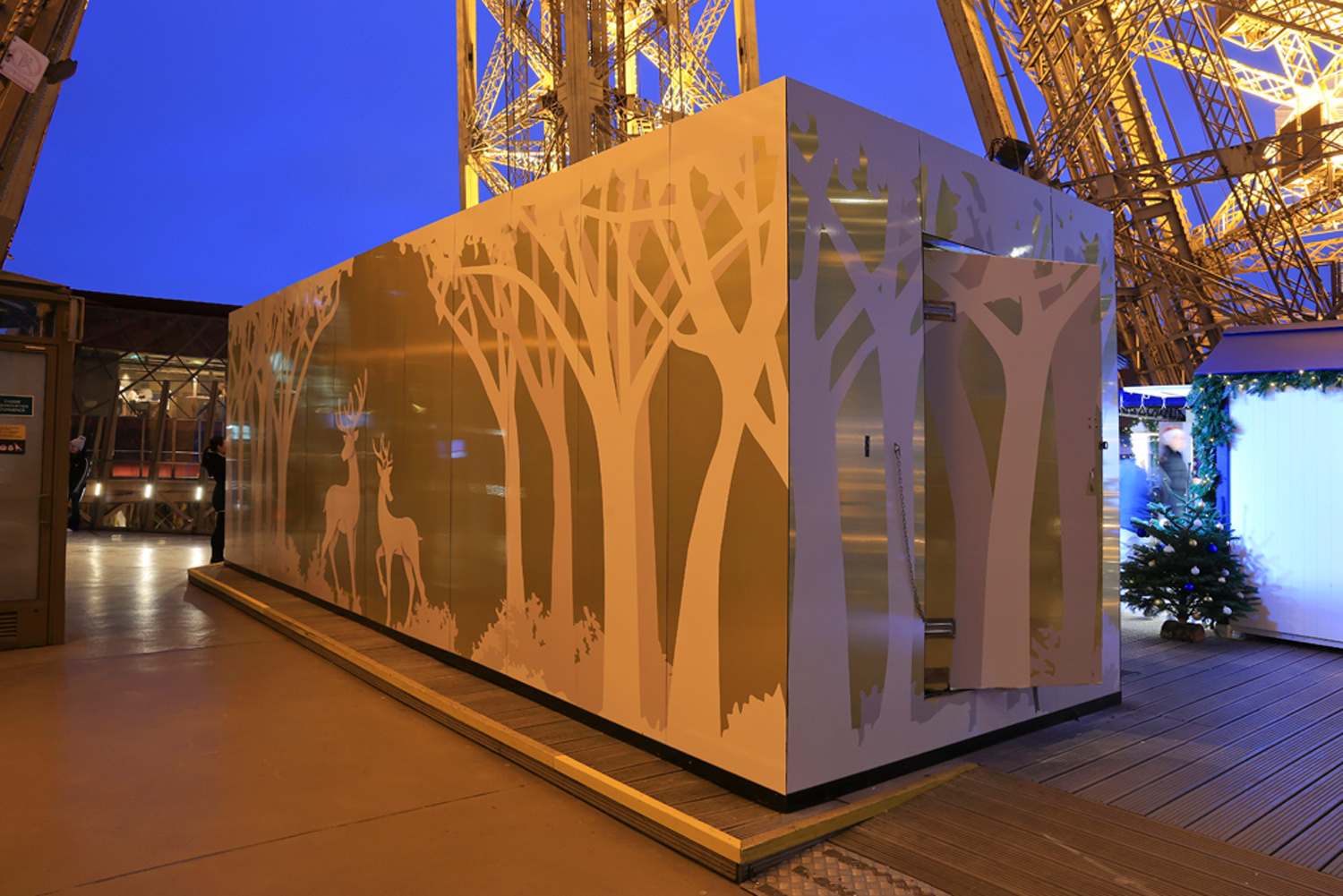 EIFFEL TOWER - Christmas Market decor Set Up by Crystal