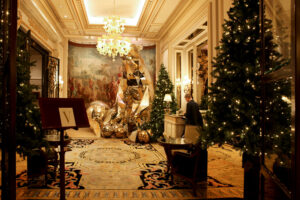 FOUR SEASONS - GEORGE V - Gold Christmas Scenography