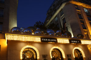 FOUR SEASONS - GEORGE V - Gold Christmas Scenography