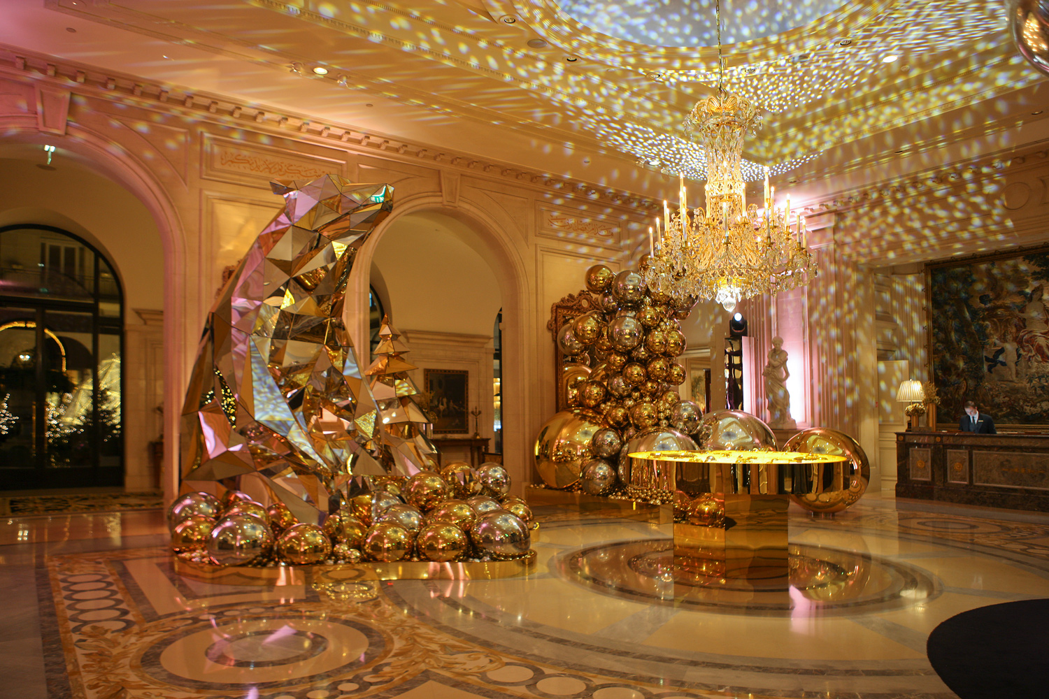 FOUR SEASONS - GEORGE V - Gold Christmas Scenography