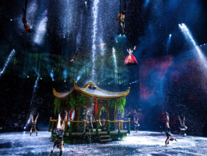 Effets d’eau et fontaines créées par les équipes de CRYSTAL pour House of Dancing Water, créateurs d'événement.