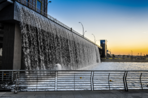 Cascade créé par les équipes de CRYSTAL pour le Water Canal de Dubai, créateurs d'événement.