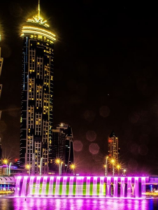 Cascade créé par les équipes de CRYSTAL pour le Water Canal de Dubai, créateurs d'événement.