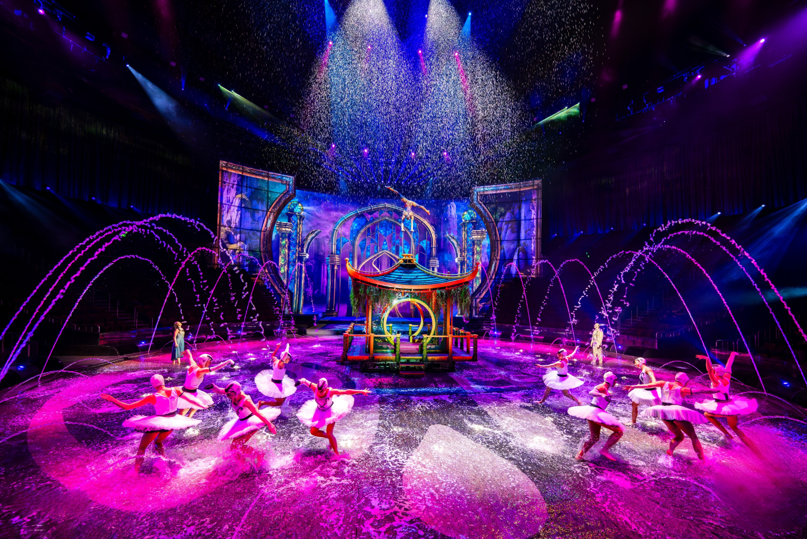 Effets d’eau et fontaines créées par les équipes de CRYSTAL pour House of Dancing Water, créateurs d'événement.