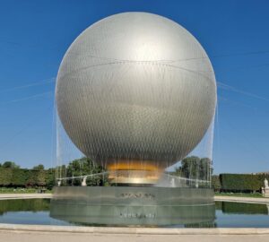 Miroir d'eau créé par les équipes de CRYSTAL les jeux olympiques Pairs 2024, créateurs d'événement.