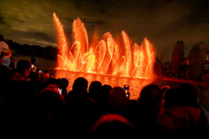 Écran d’eau, jets d'eau et effets de feu conçus par les équipes de CRYSTAL, créateurs d’émotions