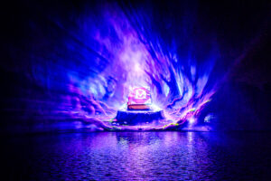 Écran d’eau, jets d'eau et effets de feu conçus par les équipes de CRYSTAL, créateurs d'événements.