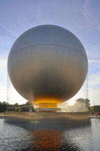 Miroir d'eau créé par les équipes de CRYSTAL les jeux olympiques Pairs 2024, créateurs d'événement.
