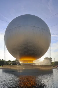 Miroir d'eau créé par les équipes de CRYSTAL les jeux olympiques Pairs 2024, créateurs d'événement.