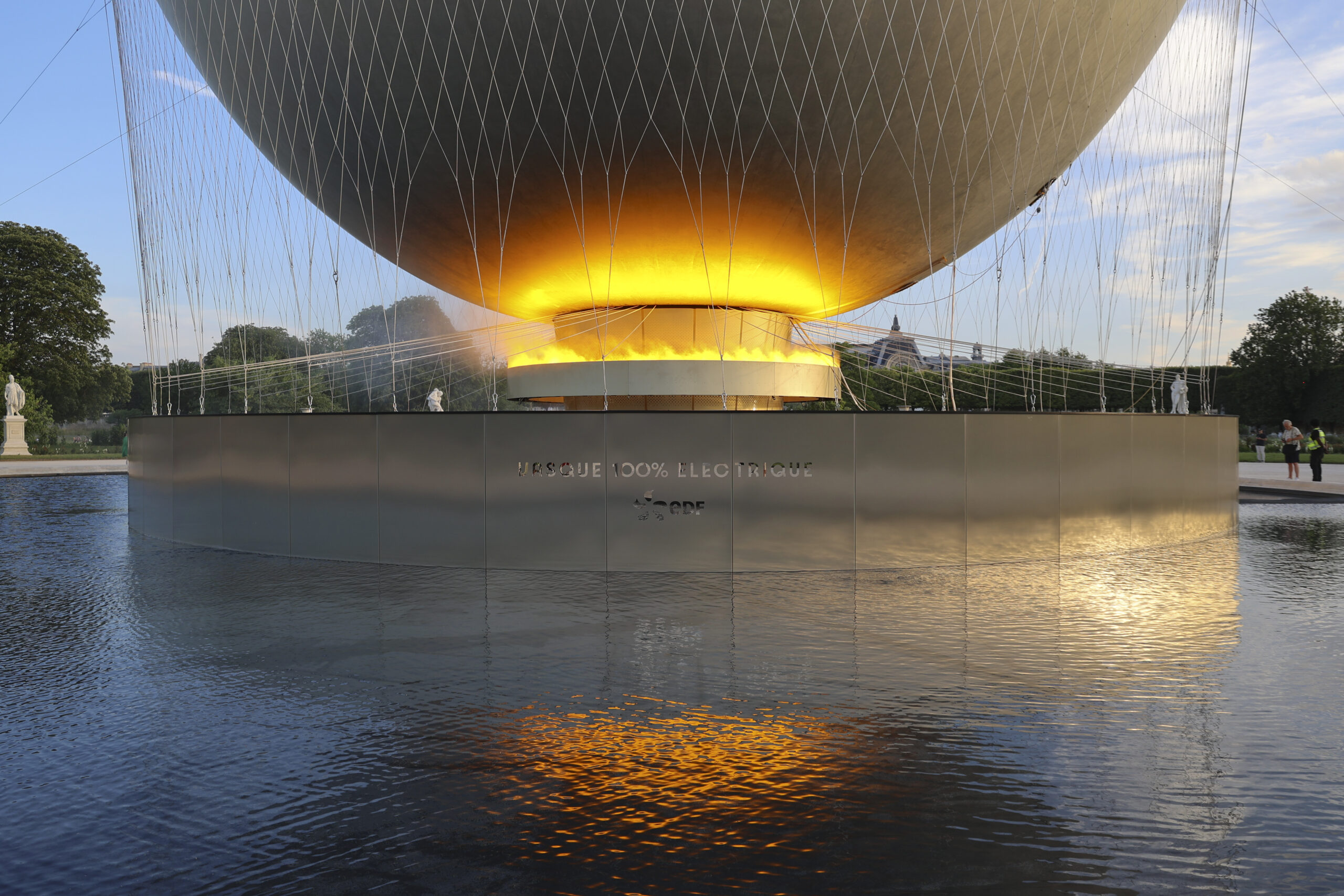 Miroir d'eau créé par les équipes de CRYSTAL les jeux olympiques Pairs 2024, créateurs d'événement.