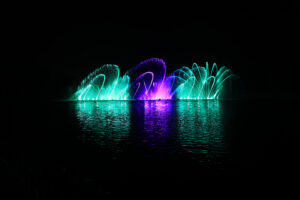 Écran d’eau, jets d'eau et effets de feu conçus par les équipes de CRYSTAL, pour Drayton Manor créateurs d'événements.