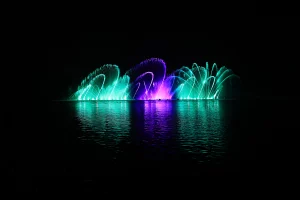 Écran d’eau, jets d'eau et effets de feu conçus par les équipes de CRYSTAL, pour Drayton Manor créateurs d'événements.