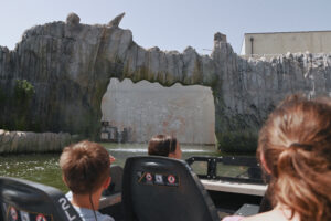 Cascade créé par les équipes de CRYSTAL pour le spectacle Mission Bermudes au Futuroscope, créateurs d'événement.