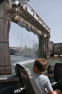 Cascade créé par les équipes de CRYSTAL pour le spectacle Mission Bermudes au Futuroscope, créateurs d’émotions.