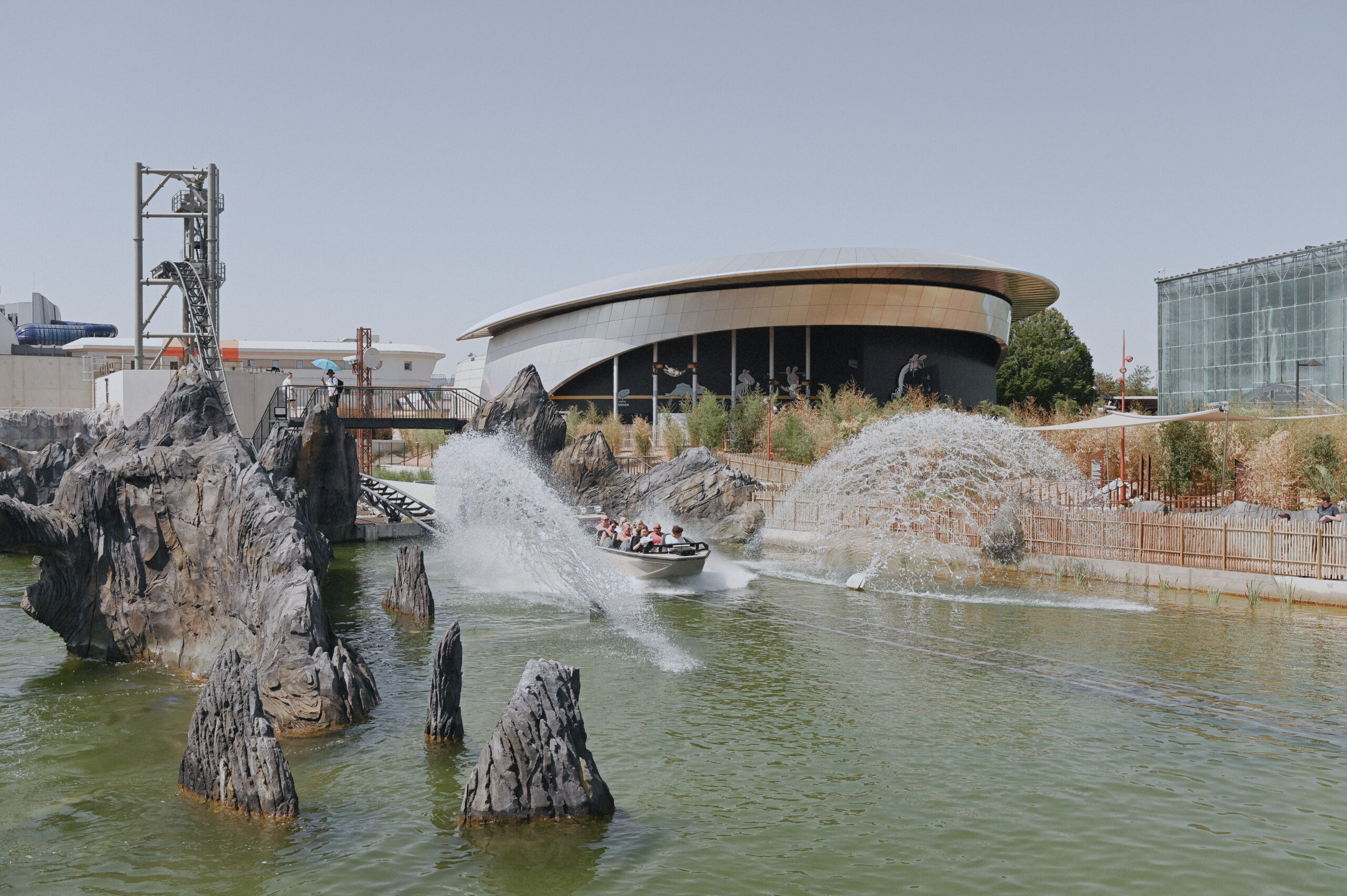 Airspash créé par les équipes de CRYSTAL pour le spectacle Mission Bermudes au Futuroscope, créateurs d’émotions.