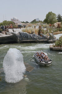 Waterball créé par les équipes de CRYSTAL pour le spectacle Mission Bermudes au Futuroscope, créateurs d’émotions.