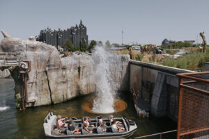 Geyser créé par les équipes de CRYSTAL pour le spectacle Mission Bermudes au Futuroscope, créateurs d’émotions.