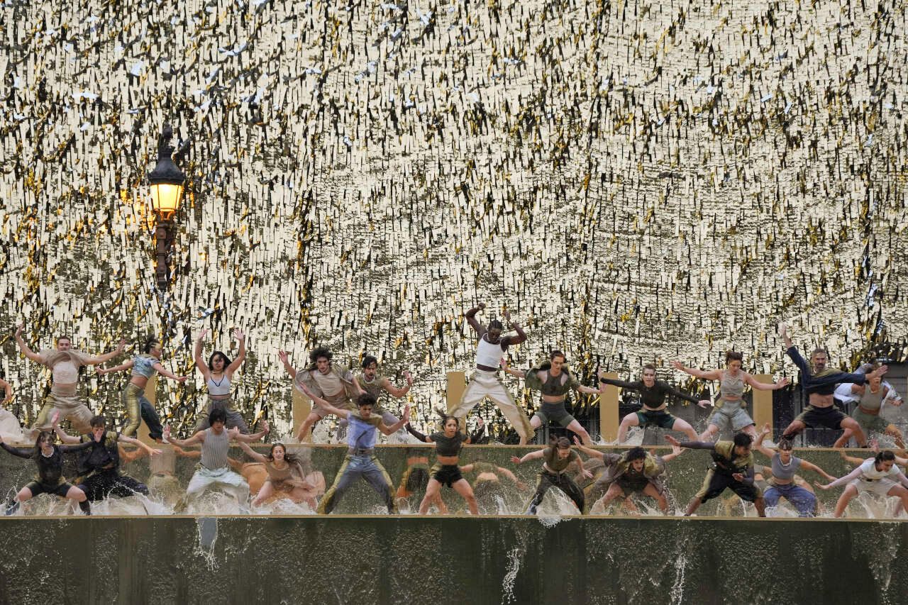 MIROIR D’EAU DORÉ SUR L’ÎLE DE LA CITÉ - Paris 2024 créé par les équipes de CRYSTAL