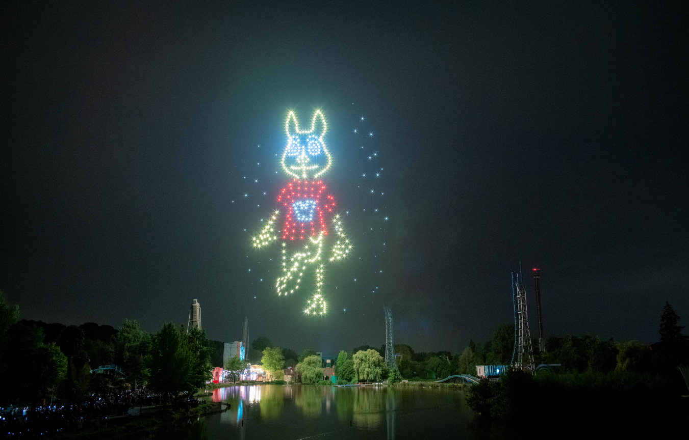Spectacle de drones réalisé par les équipes de CRYSTAL pour les 50 ans de Walibi, créateurs d'événement.