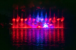 Écran d’eau, jets d'eau et effets de feu conçus par les équipes de CRYSTAL, pour Drayton Manor créateurs d'événements.