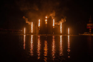 Écran d’eau, jets d'eau et effets de feu conçus par les équipes de CRYSTAL, pour Drayton Manor créateurs d'événements.