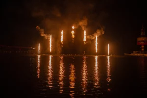 Écran d’eau, jets d'eau et effets de feu conçus par les équipes de CRYSTAL, pour Drayton Manor créateurs d'événements.