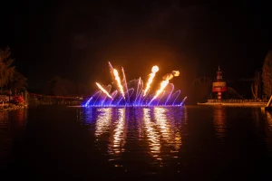 Écran d’eau, jets d'eau et effets de feu conçus par les équipes de CRYSTAL, pour Drayton Manor créateurs d'événements.