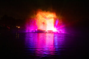 Écran d’eau, jets d'eau et effets de feu conçus par les équipes de CRYSTAL, pour Drayton Manor créateurs d'événements.